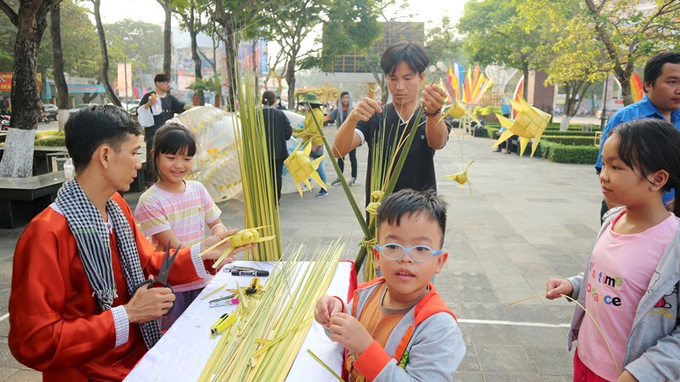 Gian hàng trò chơi dân gian thu hút các em thiếu nhi