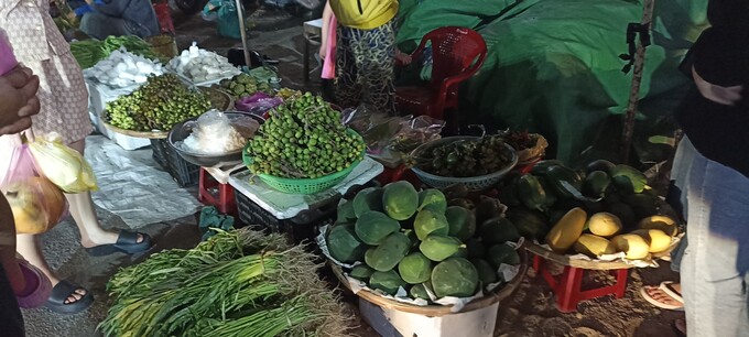 Phiên chợ diễn ra tấp nập, vui tươi