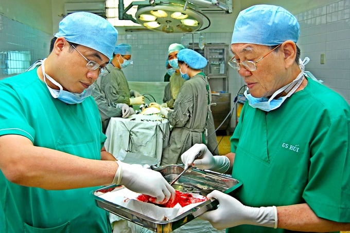 GS.TS.BS. Nguyễn Đình Hối và PGS.TS.BS. Nguyễn Hoàng Bắc phân tích bệnh phẩm sau ca mổ  