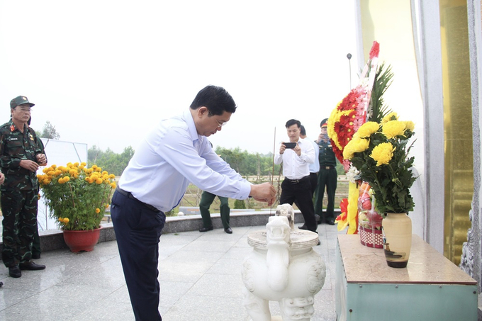 Phó Chủ tịch Thường trực phụ trách HĐND thành phố Trần Phước Sơn dâng hương tưởng niệm tại bia chiến tích Gò Hà