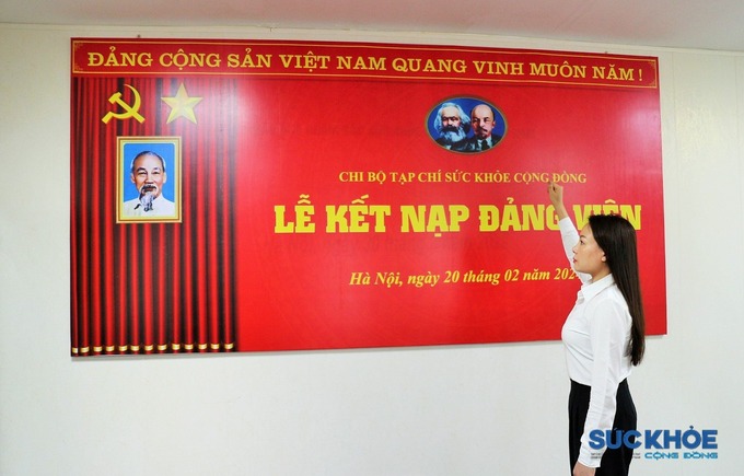 Đồng chí Trần Thị Dần đọc lời tuyên thệ trước lá cờ Đảng, cờ Tổ quốc và chân dung Chủ tịch Hồ Chí Minh