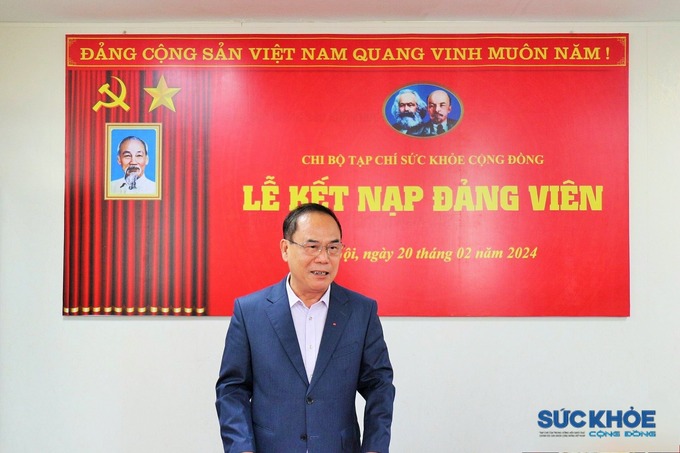 Đồng chí Vương Văn Việt - Bí thư Chi bộ, Tổng Biên tập Tạp chí Sức Khỏe Cộng Đồng phát biểu tại Lễ kết nạp đảng viên mới