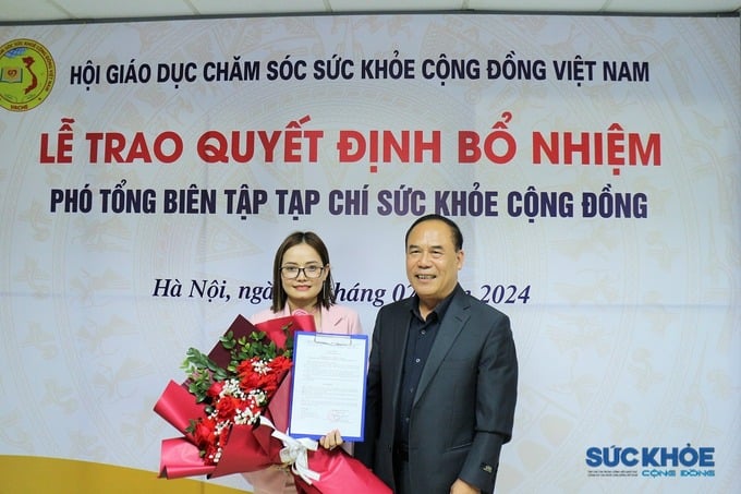 Thay mặt Tạp chí, Tổng Biên tập Tạp chí Vương Văn Việt đã có bó hoa tươi thắm chúc mừng bà Chu Thị Loan - tân Phó Tổng Biên tập Tạp chí đảm nhận nhiệm vụ mới