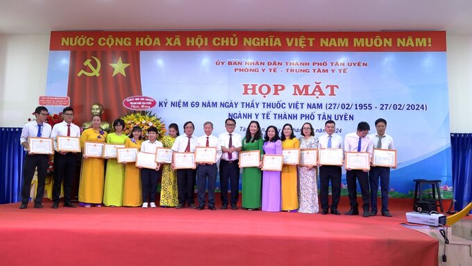 Nhiều tập thể và cá nhân đã được khen thưởng vì những thành tích xuất sắc trong công tác y tế