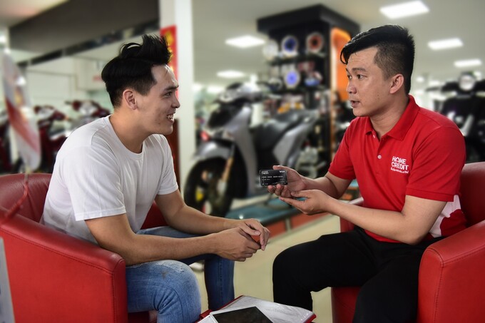 Nhân viên tư vấn của Home Credit tư vấn dịch vụ cho khách hàng (Ảnh: Home Credit)