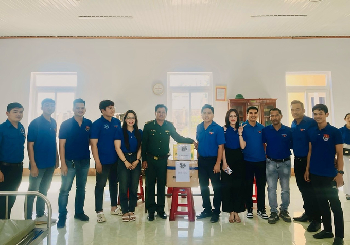 Các phần quà mang nhiều ý nghĩa với mong muốn cán bộ chiến sỹ vững chắc tay súng bảo vệ Biên cương của Tổ quốc