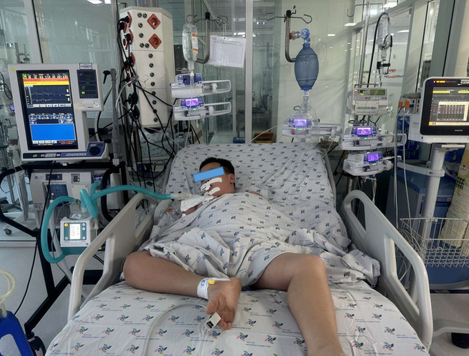Bệnh nhi được chẩn đoán sốc sốt xuất huyết nặng biến chứng suy hô hấp, xuất huyết tiêu hóa, tổn thương gan nặng, được điều trị tích cực