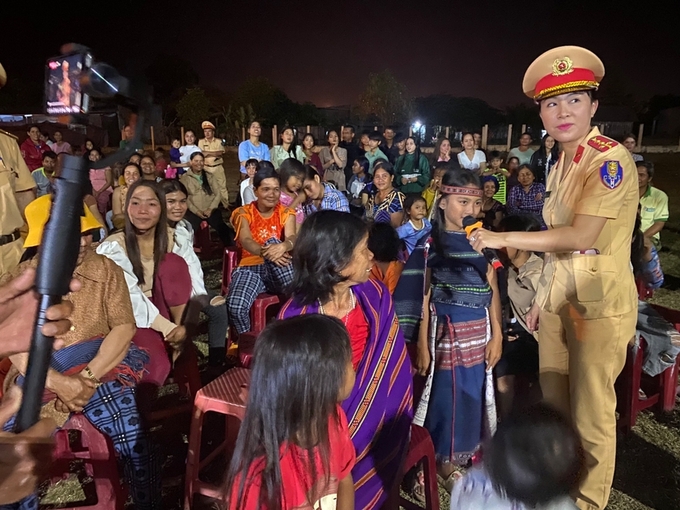 Phòng Cảnh sát Giao thông - Công an tỉnh phối hợp Công an huyện Đak Pơ tuyên truyền về đảm bảo trật tự an toàn giao thông, phòng, chống tác hại của rượu bia cho người dân thị trấn Đak Pơ (ảnh: Lan Anh)