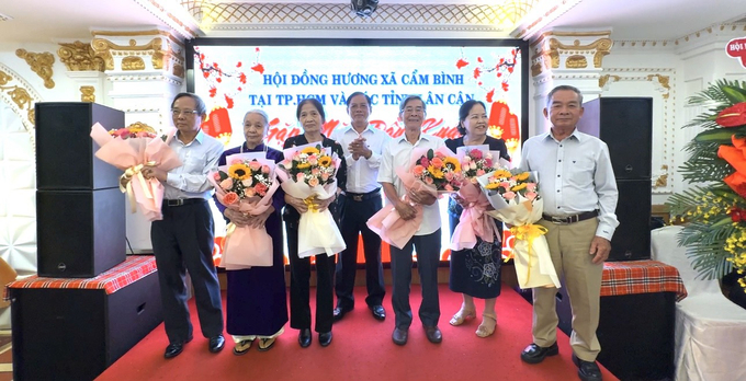 Hội đồng hương huyện Cẩm Xuyên tặng hoa và chúc mừng bà con quê hương xã Cẩm Bình 