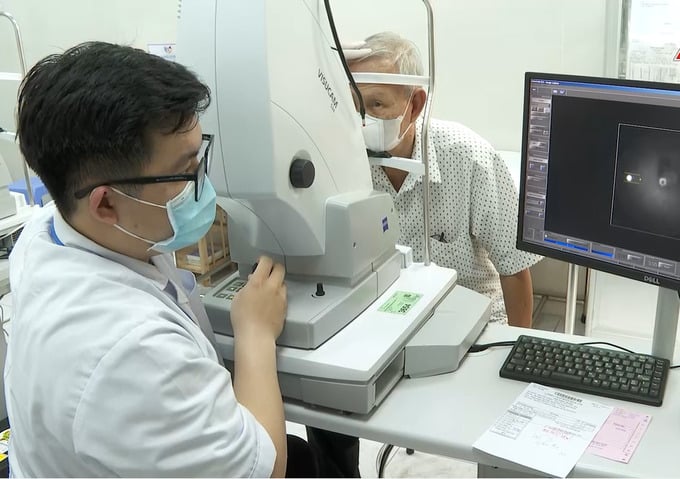 Chụp ảnh màu gai thị để tầm soát bệnh glôcôm cho người dân (Ảnh: BVCC)