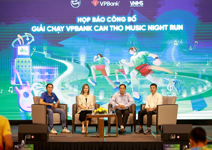 Ban tổ chức họp báo chia sẻ thông tin về giải chạy   