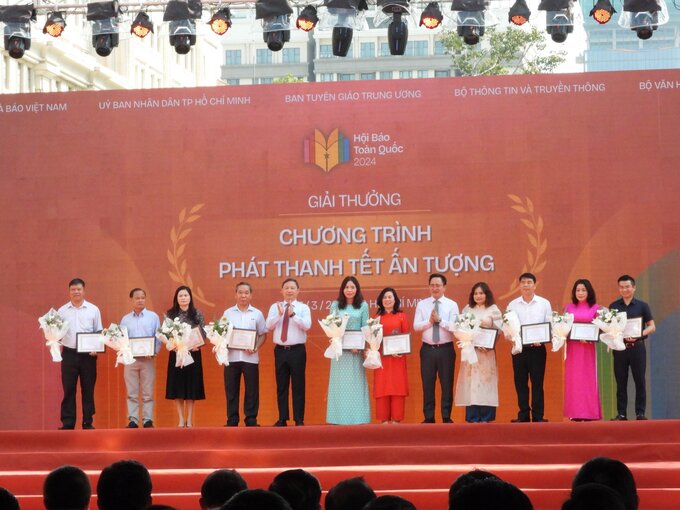 Ban tổ chức trao giải Chương trình Phát thanh Tết ấn tượng cho các cơ quan báo chí