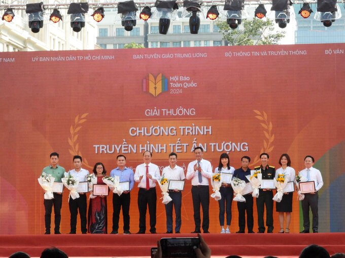 Ban tổ chức trao giải Chương trình truyền hình Tết ấn tượng cho các cơ quan báo chí