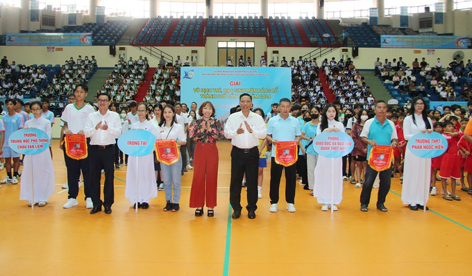 Đại diện lãnh đạo các đội và đại diện tổ trọng tài nhận cờ lưu niệm từ lãnh đạo thành phố