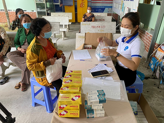 Cán bộ y tế hướng dẫn, cấp thuốc miễn phí điều trị phụ khoa