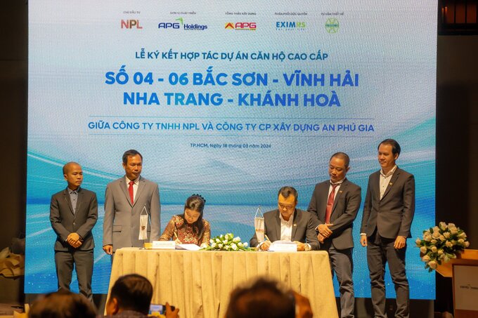 Đại diện đơn vị phát triển APG Holdings ký kết với đơn vị Phân phối độc quyền EximRS