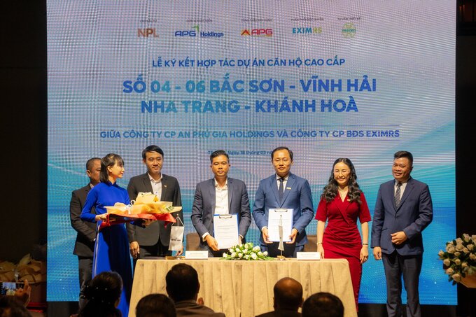 Đại diện Chủ đầu tư NPL ký kết với Tổng thầu thi công APGCONS