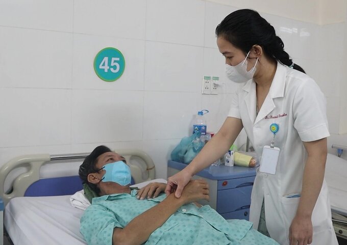 Bác sĩ thăm khám cho bệnh nhân trước khi xuất viện