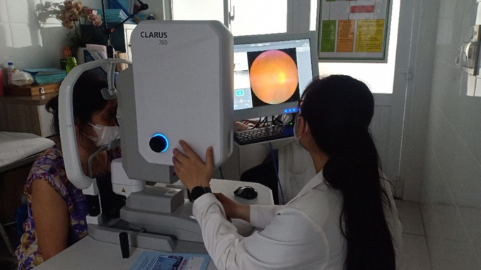 Người dân quận 3 tham gia khám tầm soát bệnh glôcôm qua chụp ảnh màu gai thị và phần mềm EyeDr