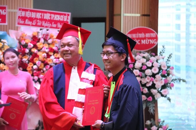 Học viên rất phấn khởi và tự hào khi cầm trên tay tấm bằng sau đại học