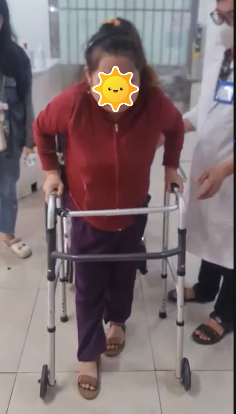 Bệnh nhân đi lại được nhờ khung hỗ trợ sau phẫu thuật chưa được 1 tháng