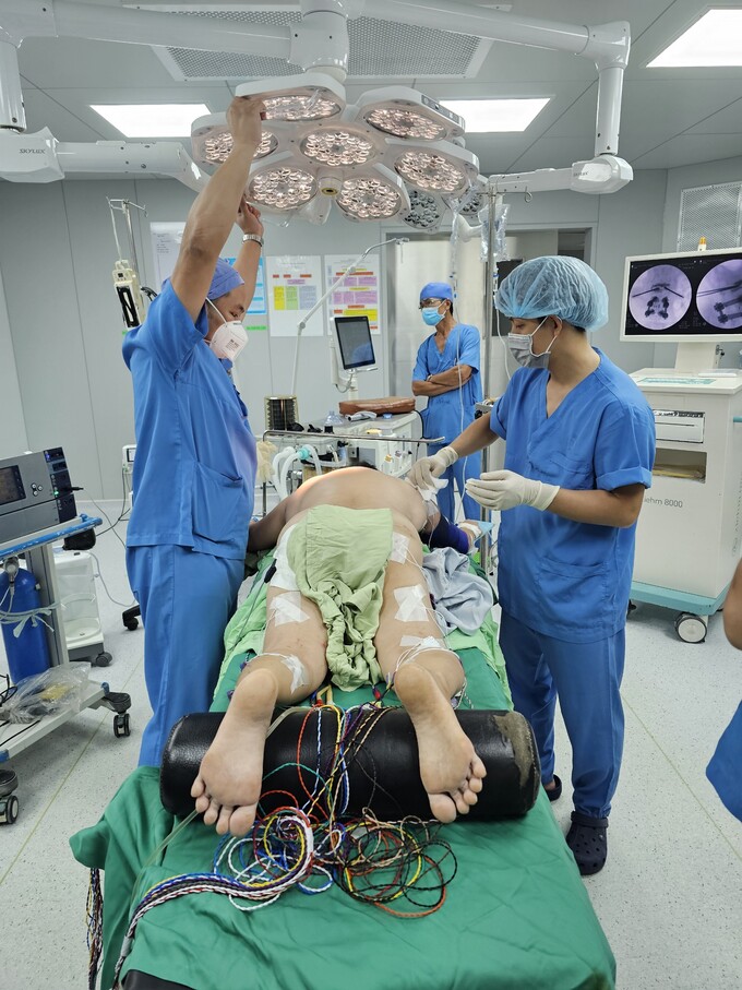 Êkip phẫu thuật cho bệnh nhân