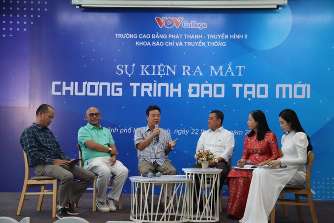 Đến với sự kiện, các bạn sinh viên được nghe chia sẻ từ các chuyên gia, các nhà tuyển dụng...