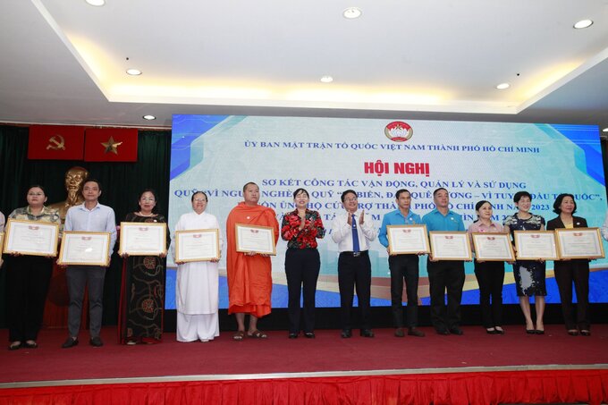 Trao bằng khên cho các tập các thành tích xuất sắc