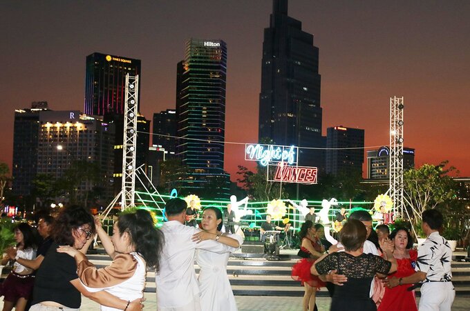đêm nhạc “Night of Dances” diễn ra với sự tham gia của hơn 600 vũ công