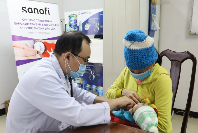 Bác sĩ khám sàng lọc bệnh tim cho trẻ em