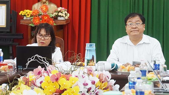 TS.BS Đỗ Thị Nhàn - Trưởng phòng Phòng Điều trị, Cục Phòng chống HIV/AIDS và ông Trần Trường Chinh, Phó Giám đốc Trung tâm Kiểm soát bệnh tật TP. Cần Thơ chủ trì cuộc họp