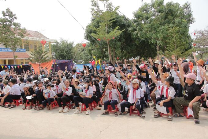 Học sinh Trường TH & THCS xã Kroong, TP. Kon Tum hào hứng tham gia hoạt động tuyên truyền kiến thức sử dụng điện 