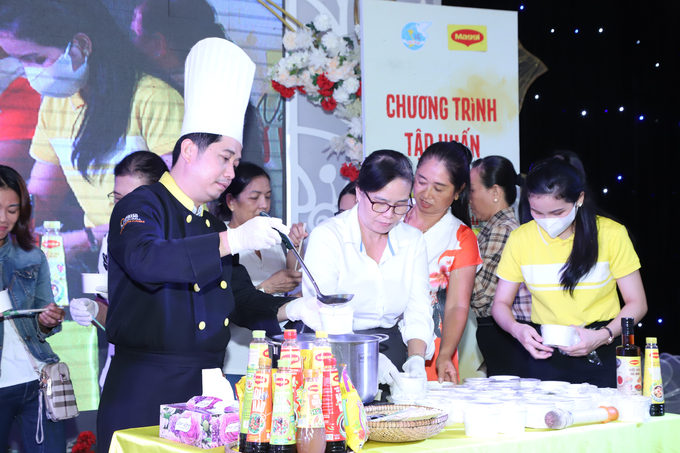 Các chị em hội viên được đầu bếp chuyên nghiệp của chương trình hướng dẫn