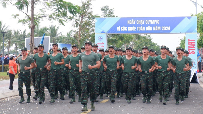 Các đơn vị lực lượng quân đội hừng hực khí thế trong ngày chạy Olympic