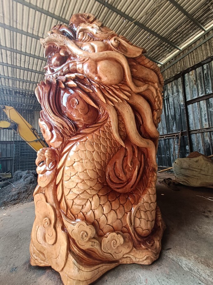 Bao bọc bên ngoài bộ rễ là hình tượng điêu khắc rồng