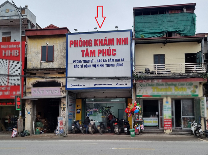 Biển hiệu: Không số giấy phép hoạt động, giấy phép kinh doanh, thời gian làm việc của Phòng khám Nhi Tâm Phúc