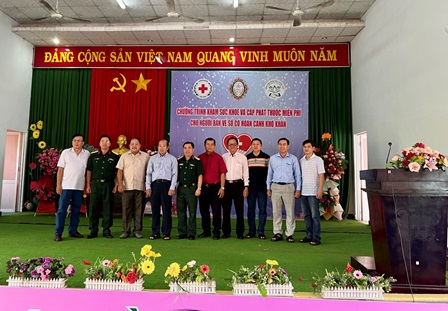 Bác sĩ khám bệnh cho bà con bán vé số