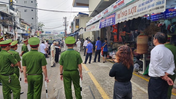Lực lượng chức năng tháo dỡ lều bạt tạm, lập lại TTĐT trên các tuyến đường xung quanh chợ Hàn 