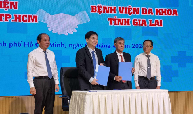 TS.BS Phạm Xuân Dũng - Giám đốc Bệnh viện Ung bướu TP. HCM ký kết thỏa thuận hợp tác phát triển giai đoạn 2024 - 2025 với Bệnh viện Đa khoa tỉnh Gia Lai