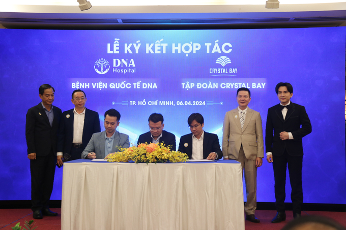 Cũng tại chương trình, Bệnh viện Quốc tế DNA và Tập đoàn Crystal Bay ký kết hợp tác đồng hành cùng chương trình 