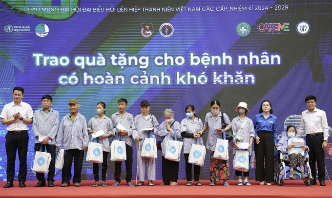 Các đại biểu tặng quà cho bệnh nhân có hoàn cảnh khó khăn đang điều trị tại Bệnh viện Nội tiết Trung ương