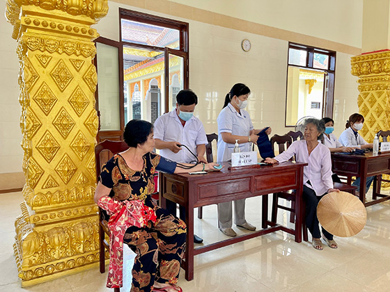 Y, bác sĩ đo huyết áp, khám bệnh cho bà con người dân tộc Khmer trên địa bàn quận Ô Môn