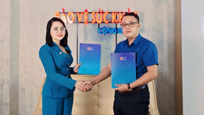 Bà Wendy Ha – Phó trưởng Ban Tổ chức, đại diện Công ty CP Truyền hình Du lịch Việt Nam (bên trái) và ThS Hoàng Tiến Dũng - Phó Viện Trưởng Viện Phát triển Khoa học Công nghệ và Giáo dục (bên phải) tại buổi ký kết