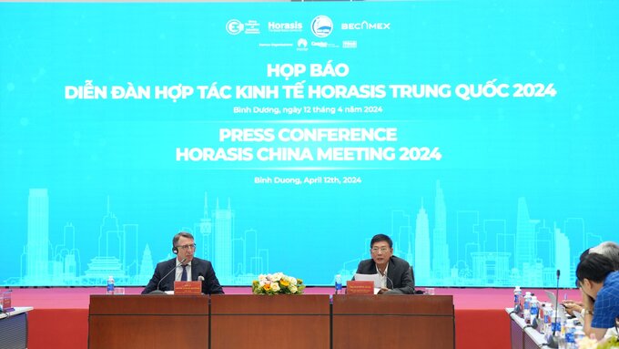 ông Mai Hùng Dũng - Phó Chủ tịch Thường trực UBND tỉnh Bình Dương (bên phải) và Tiến sĩ Frank-Jürgen Richter - Chủ tịch Horasis ( bên trái) 