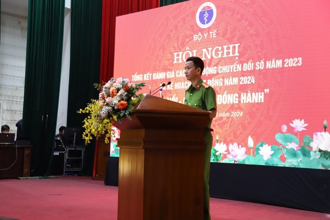 Thượng tá Nguyễn Thành Vĩnh - Giám đốc Trung tâm Dữ liệu quốc gia về dân cư - Cục C06 - Bộ Công an báo cáo tại hội nghị