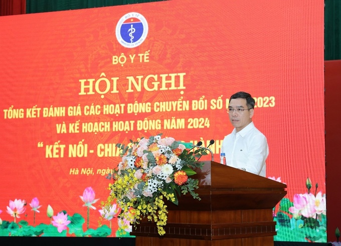 TS.BS Hà Anh Đức – Chánh Văn phòng Ban cán sự Đảng Bộ Y tế, Chánh Văn phòng Bộ Y tế báo cáo tại hội nghị