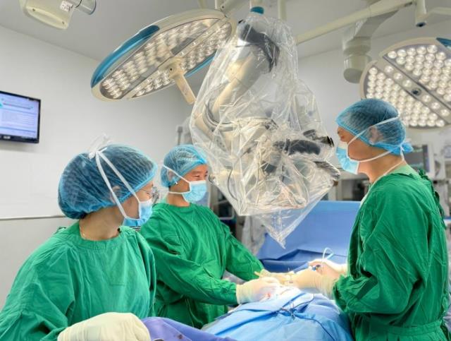 Ê kíp thực hiện vi phẫu thuật micro TESE cho bệnh nhân