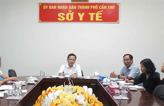 Ông Hoàng Quốc Cường - Giám đốc Sở Y tế làm việc với đoàn