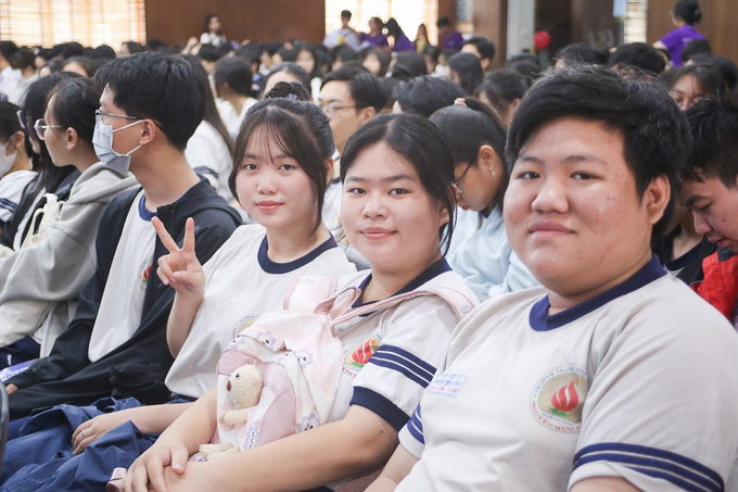 Đông đảo học sinh trung học phổ thông đến tham gia Ngày hội