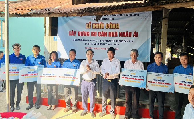 Các đơn vị nhận bảng tượng trưng xây dựng nhà nhân ái từ phía lãnh đạo thành phố (ảnh: CTV)  